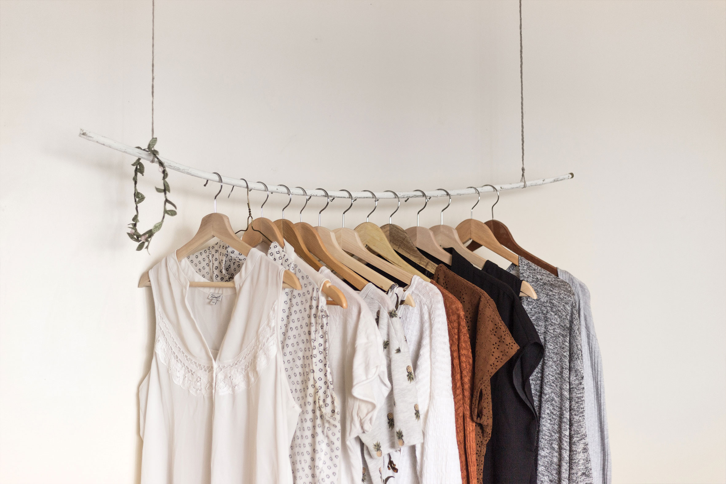 https://www.rabbitmovers.com/wp-content/uploads/2020/11/clothes-on-hangers.jpg